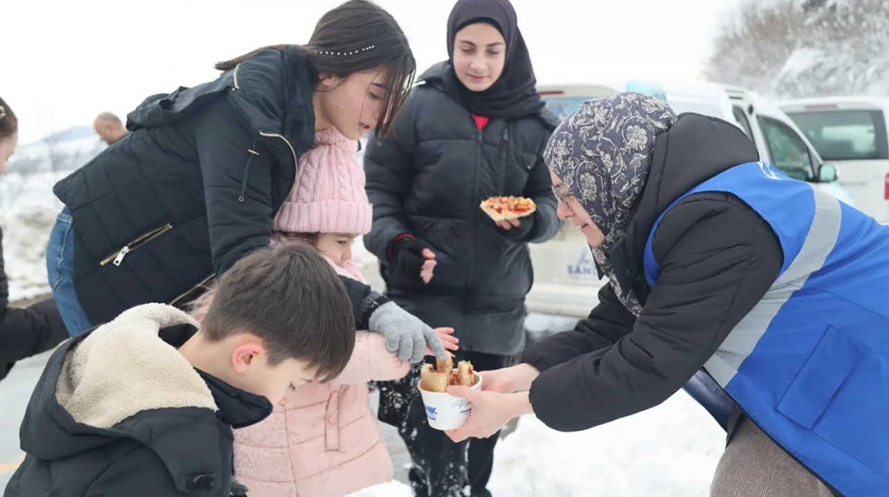 Kartopu Oynayan Çocuklara Canik Belediyesi’nden Sıcak Sürpriz