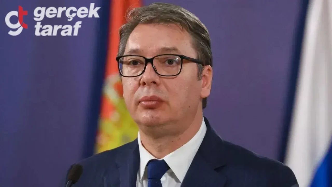 Sırbistan Cumhurbaşkanı Vucic'in makam aracının lastiği aniden patladı ve araç durdu.