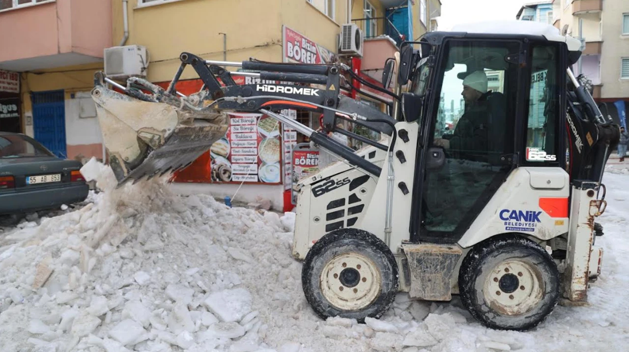 Canik Belediyesi Karla Mücadeleye Devam Ediyor