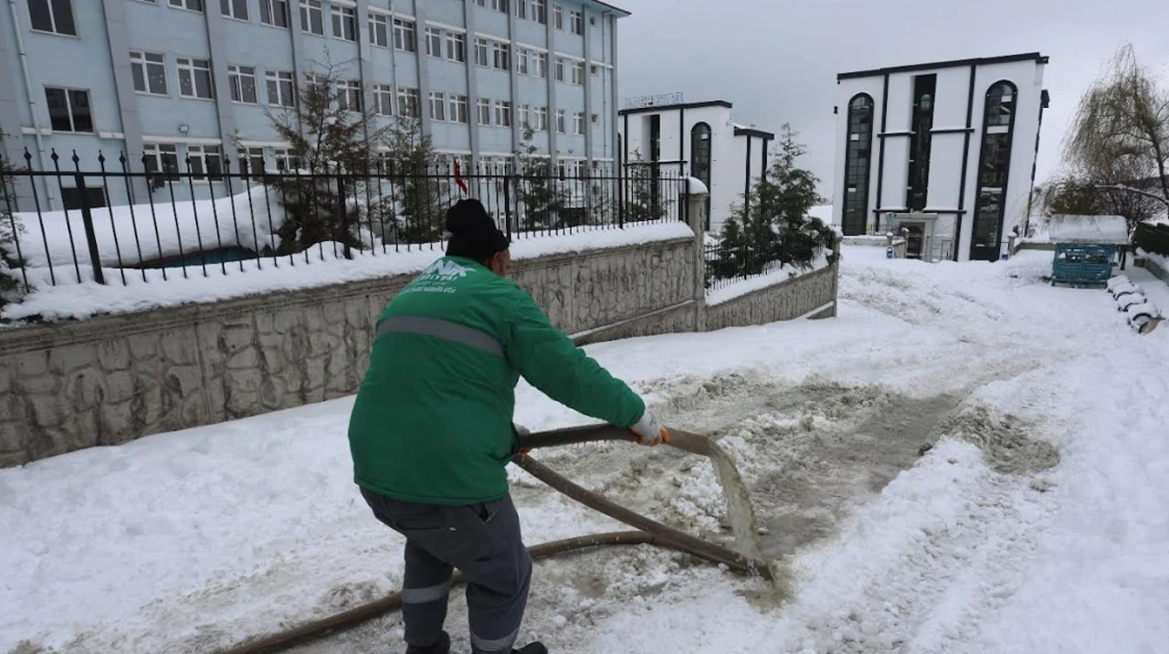 Canik Belediyesi'nden Okullarda Buzlanmaya Karşı Solüsyon Uygulaması