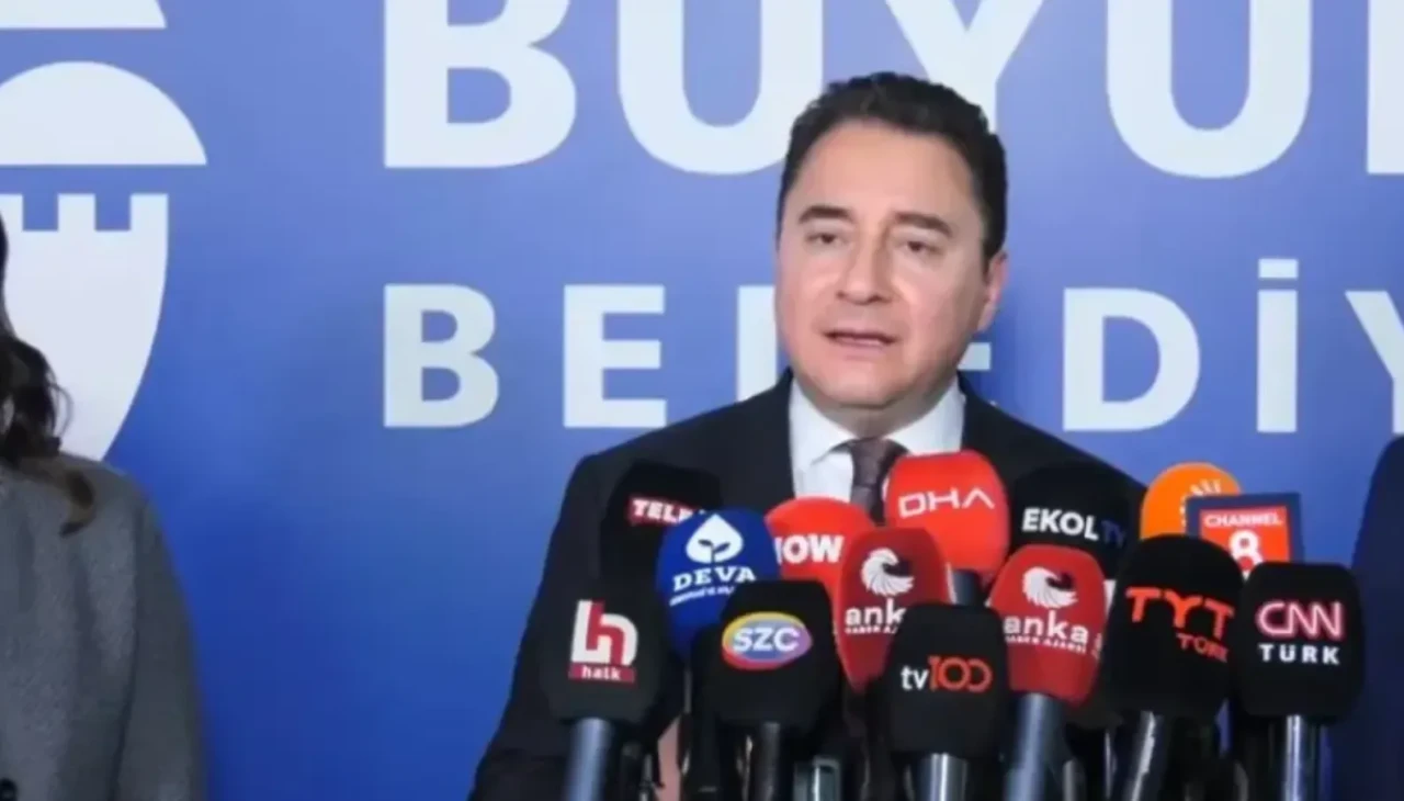 Ali Babacan, İmamoğlu’na Destek Vermek İçin Saraçhane'yi Ziyaret Etti