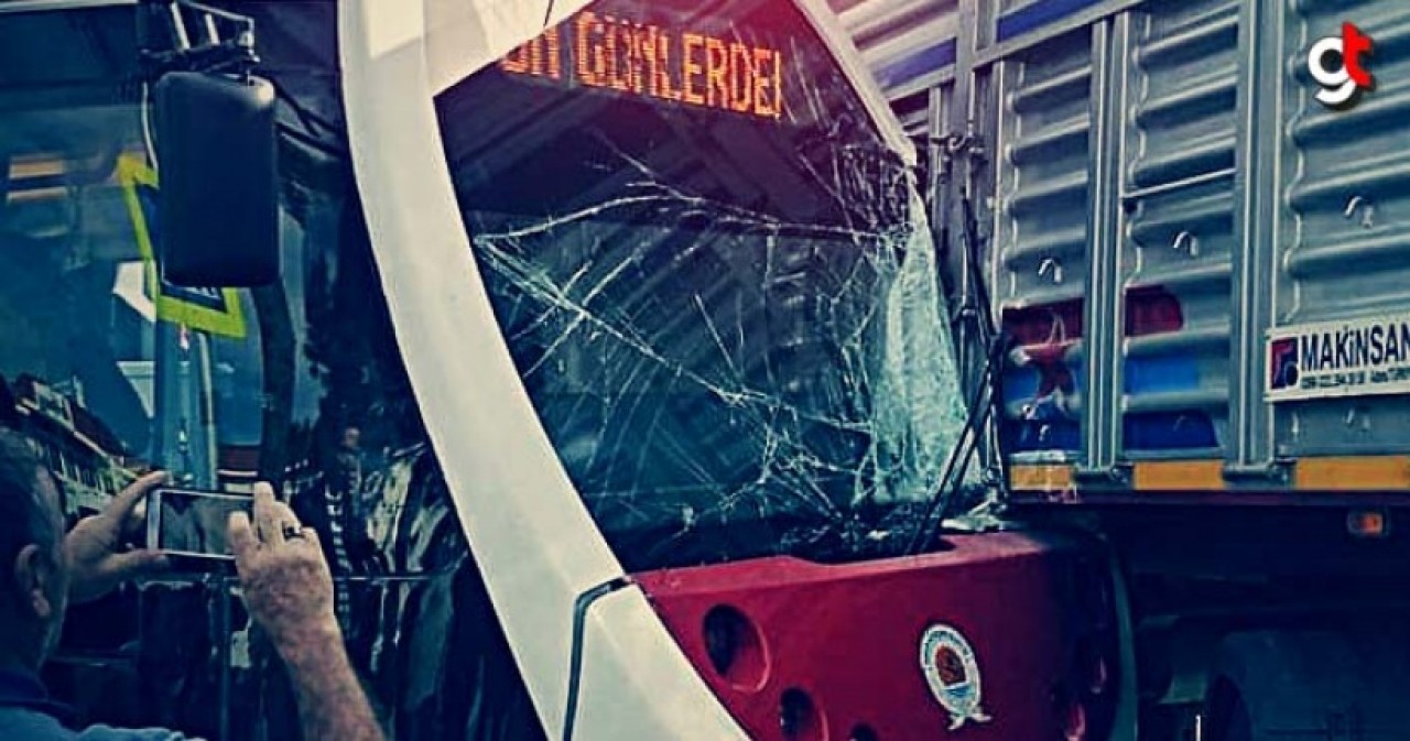 Samsun&#039;da Tramvay Kamyona Çarptı