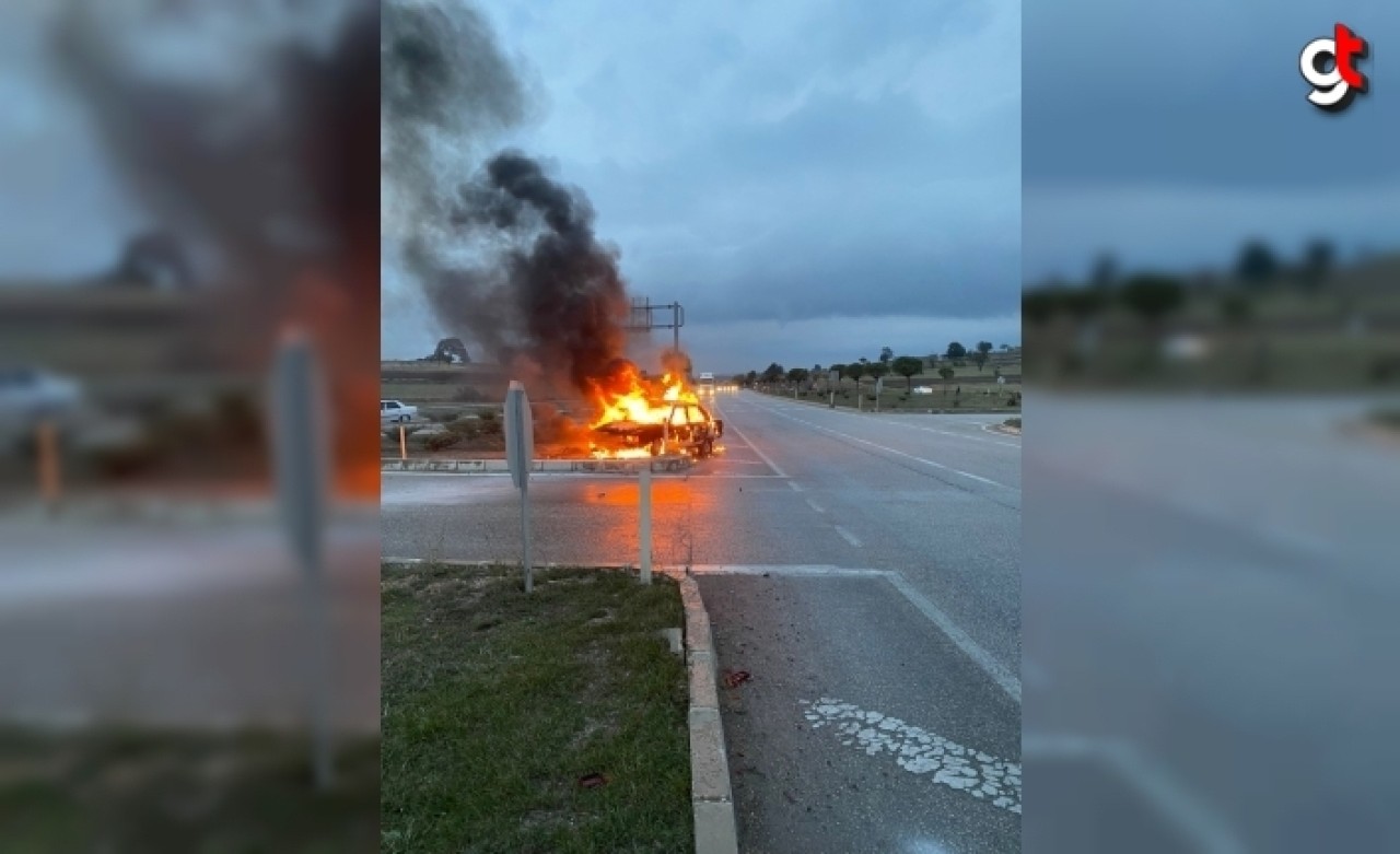 Samsun&#039;da refüje çarpan otomobil yandı