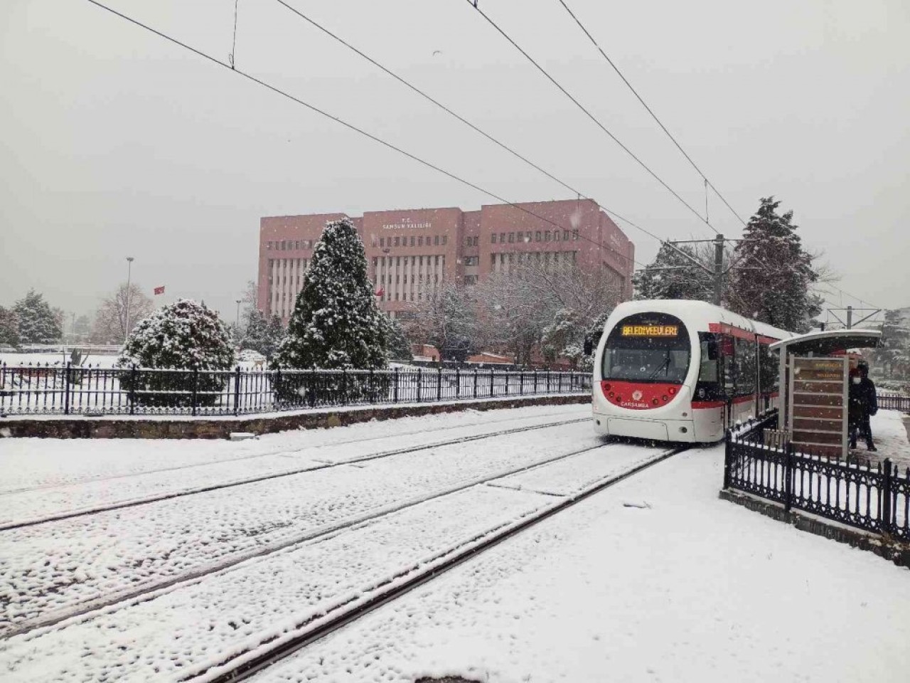 Samsun&#039;da kar yağışı nedeniyle 3 ilçede 20 mahallenin yolu kapandı