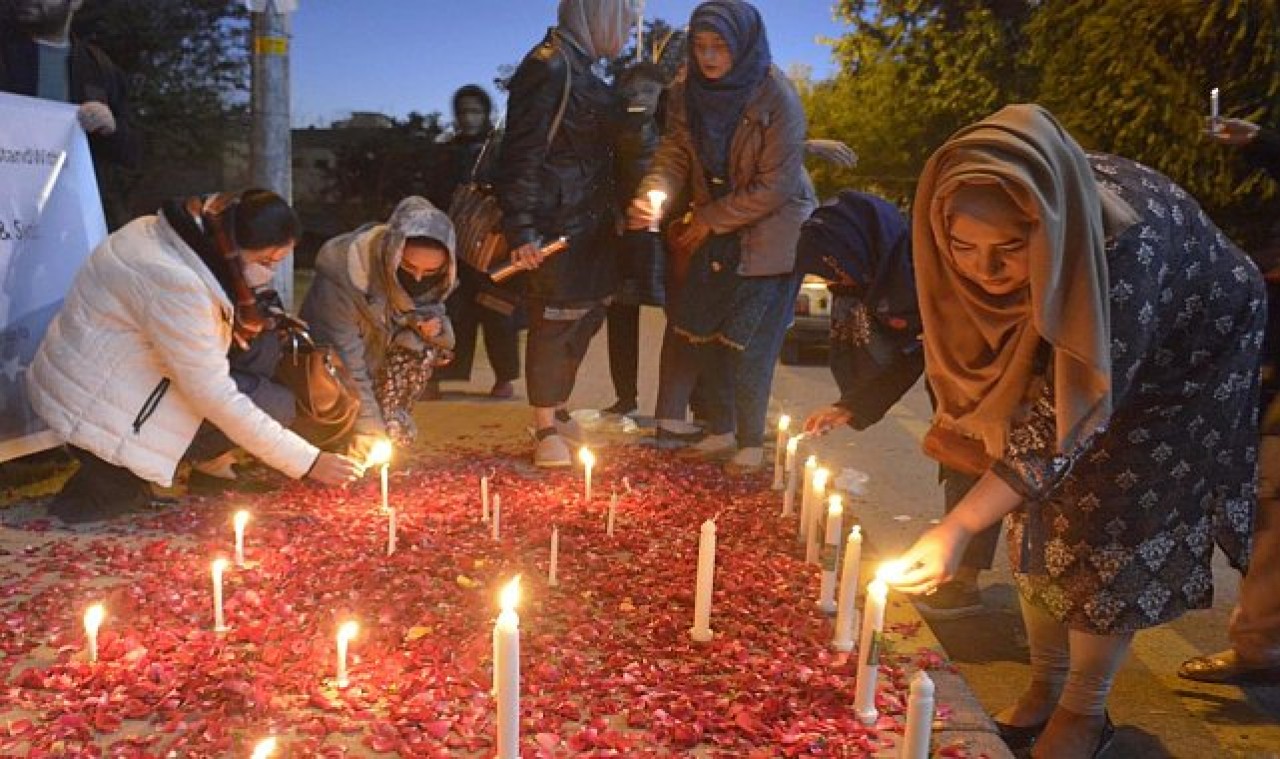 Pakistan'da Türkiye ve Suriye'deki Depremzedeler İçin Mumlar Yakıldı