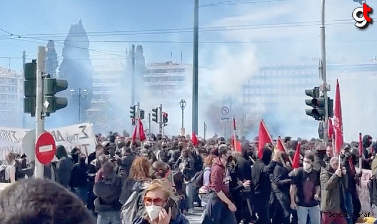 Yunanistan'dan binlerce kişi tren kazasını protesto etti