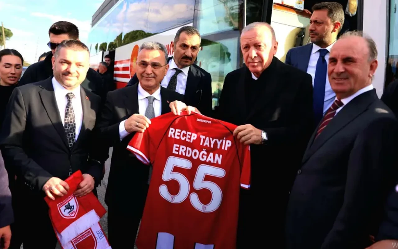 Cumhurbaşkanı Erdoğan’a Samsunspor Forması Hediye Edildi