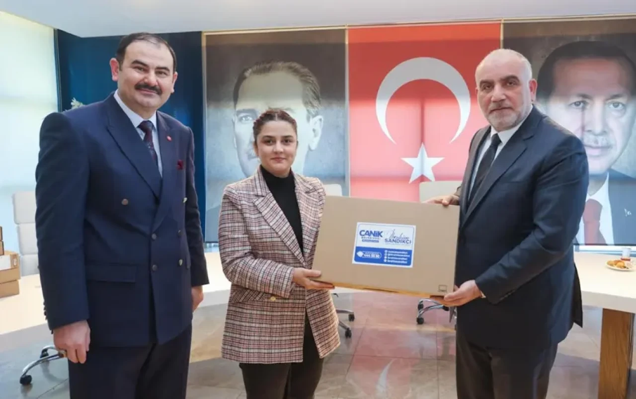 Başkan İbrahim Sandıkçı’dan Öğretmenlere Laptop Hediyesi