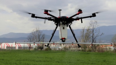 Tarımsal ilaçlama için drone tasarladı