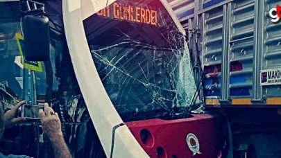 Samsun&#039;da Tramvay Kamyona Çarptı