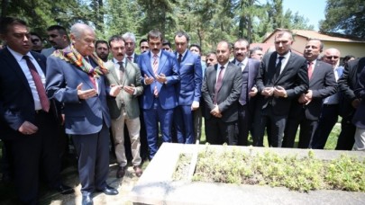 Bahçeli, Ertuğrul Gazi Türbesi&#039;ni ziyaret etti