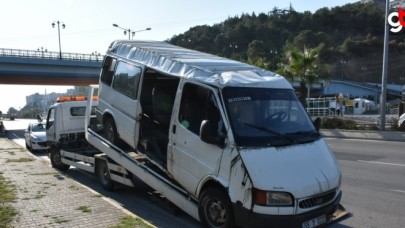 Samsun&#039;da yolcu minibüsü ile otomobil çarpıştı: 12 yaralı