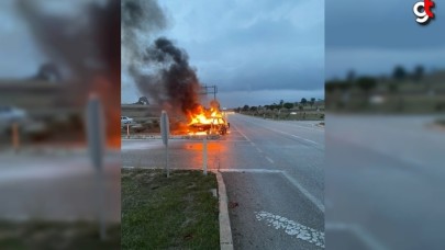 Samsun&#039;da refüje çarpan otomobil yandı