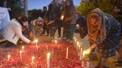 Pakistan'da Türkiye ve Suriye'deki Depremzedeler İçin Mumlar Yakıldı