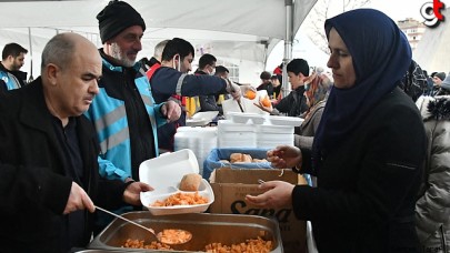 Samsun Valisi Zülkif Dağlı, Elbistan'da yemek dağıttı