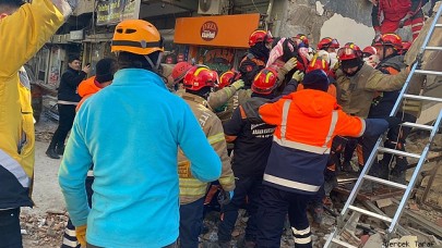 Tekkeköy Belediyesi personeli, 2 kişiyi daha canlı olarak enkazdan çıkardı