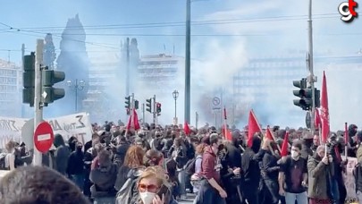 Yunanistan'dan binlerce kişi tren kazasını protesto etti