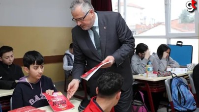 Başkan Hamit Kılıç'tan öğrencilere ücretsiz kaynak kitap