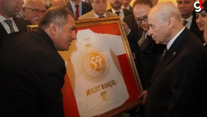 Bahçeli'ye MHP'nin 55. yılına özel Samsunspor forması hediye edildi