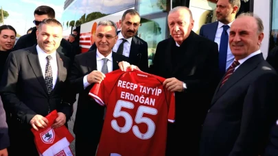 Cumhurbaşkanı Erdoğan’a Samsunspor Forması Hediye Edildi