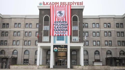 İlkadım Kırmızı Beyaza Büründü