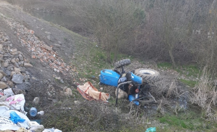 Devrilen traktörün altında kalan sürücü öldü