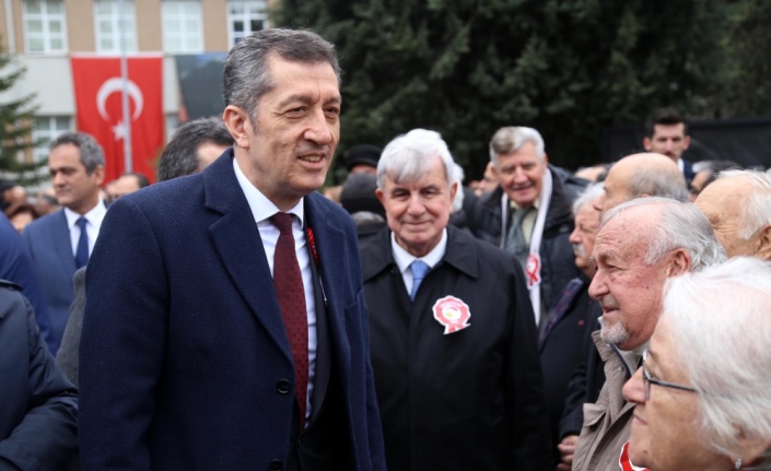 Bakan Selçuk'un öğrencilerle gülümseten diyaloğu