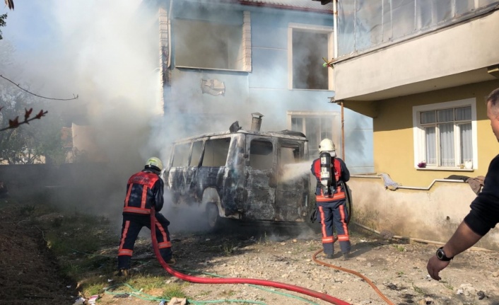 Düzce'de park halindeki minibüs yandı