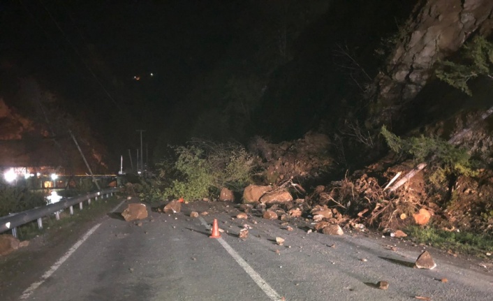 Giresun'da heyelan kara yolunu kapattı