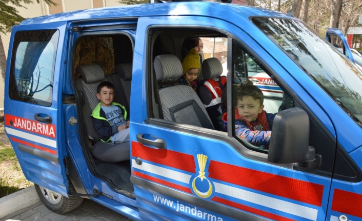 Havza'da minik öğrencilerden jandarmaya ziyaret