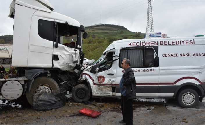 Samsun'da cenaze aracı ile tır çarpıştı: 2 yaralı