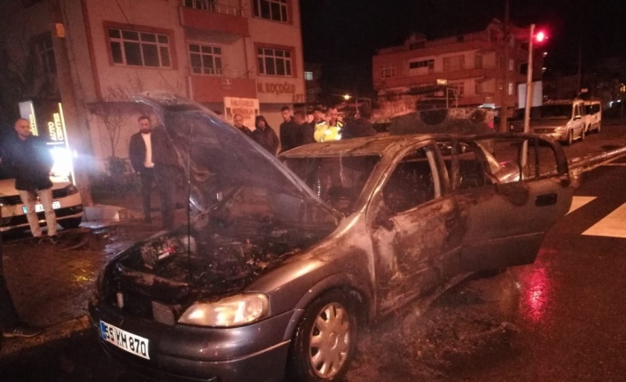 Samsun'da hareket halindeki otomobil yandı