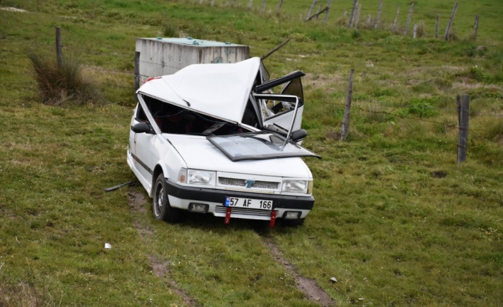 Sinop'ta minibüs park halindeki otomobile çarptı: 7 yaralı