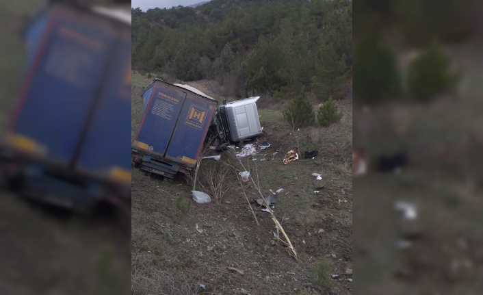 Sinop'ta tır devrildi: 1 ölü