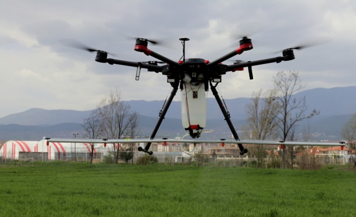 Tarımsal ilaçlama için drone tasarladı