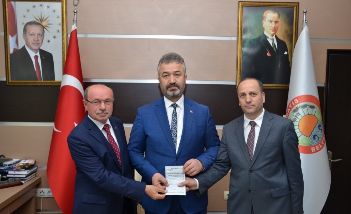 Topaloğlu çiçeklerden elde edilen geliri bağışladı