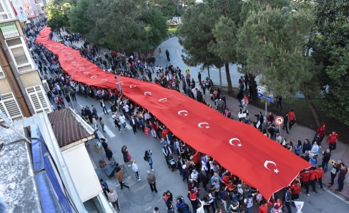 19 Mayıs'ın 100. yılında 1919 metrelik bayrakla yürüdüler