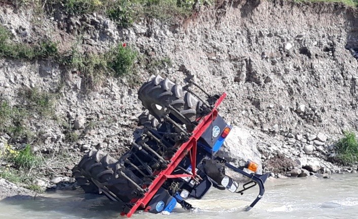 Bafra'da traktör devrildi: 2 yaralı