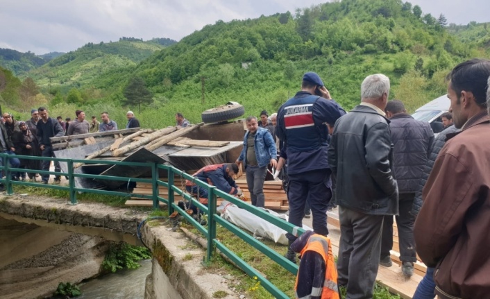 Düzce'de kereste yüklü traktör devrildi: 1 ölü, 2 yaralı