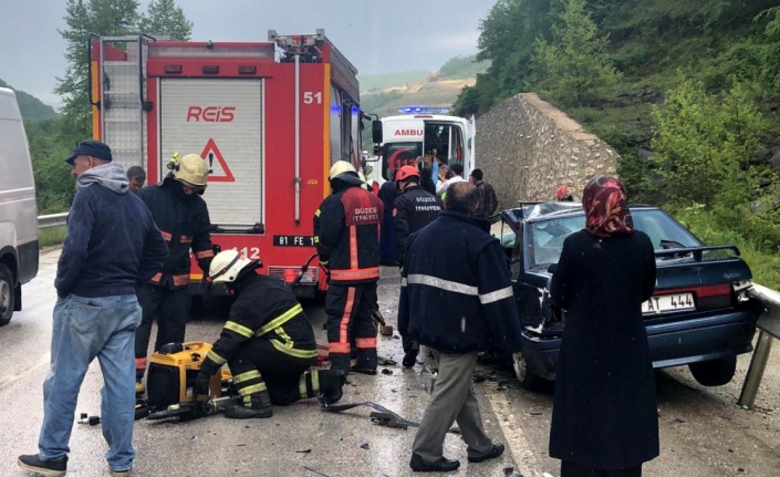 Düzce'de minibüsle otomobil çarpıştı: 1 ölü, 1 yaralı