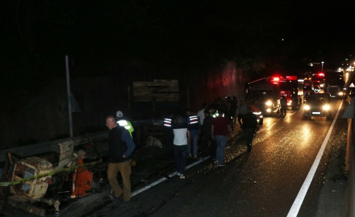 Düzce'de yolcu otobüsü traktörle çarpıştı: 1 ölü, 12 yaralı