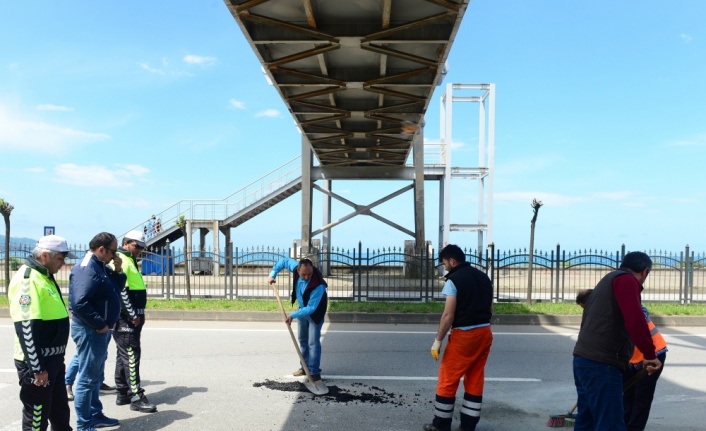 Kamyonun damperi üst geçide çarptı: 2 yaralı