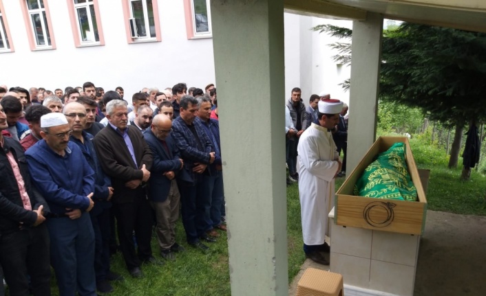 Lise öğrencisinin cenazesini imam babası kıldırdı