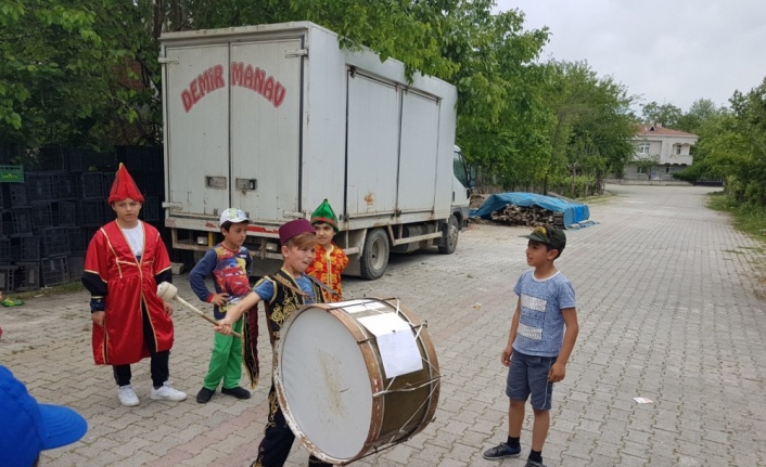 Öğrencileri kendi yazdıkları manileri davul eşliğinde söylüyor