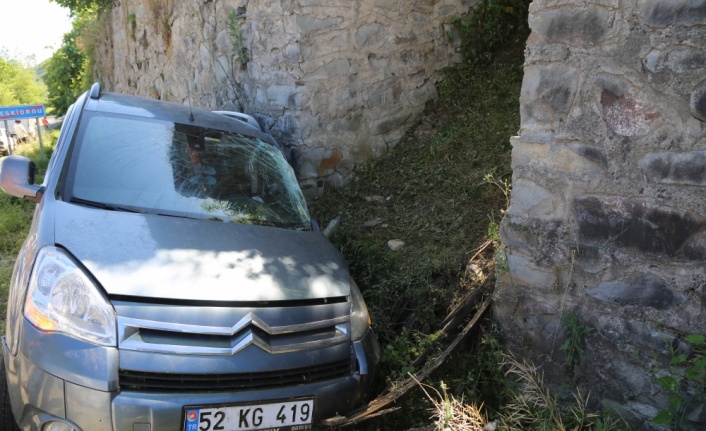 Ordu'da hafif ticari araç su kanalına düştü: 4 yaralı