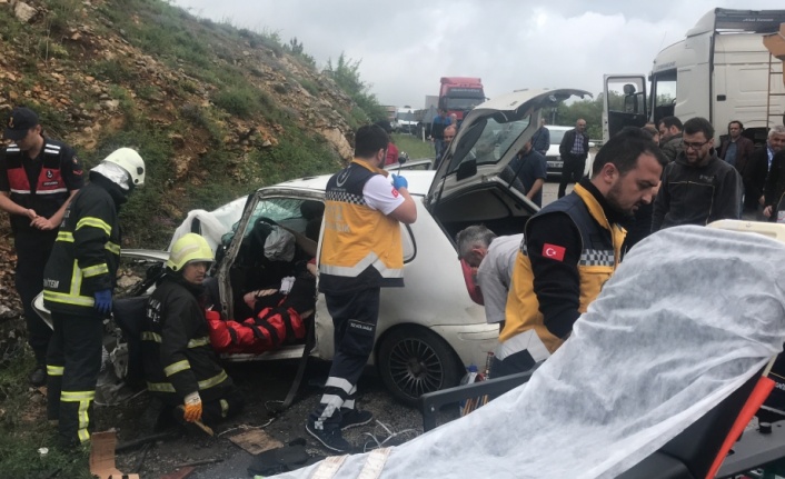 Otomobilde sıkışan sürücü güçlükle çıkartıldı