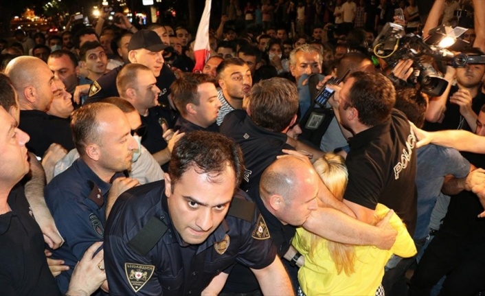 Gürcistan'da karıştı, Rusya uçak seferlerini durdurdu