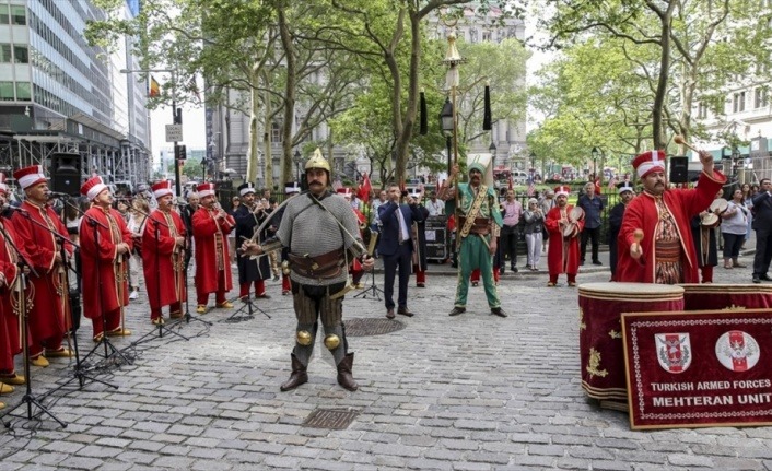 ABD'nin göbeği New York'ta Türk bayrağı ve mehter gösterisi