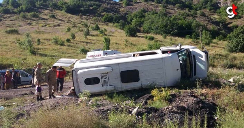 Minibüs devrilince 1 kişi öldü 15 kişi yaralandı