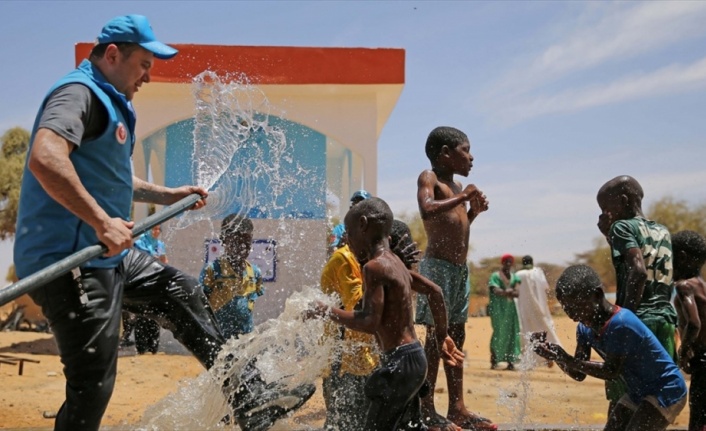 Öğrencilerden Afrika'ya 'can suyu'